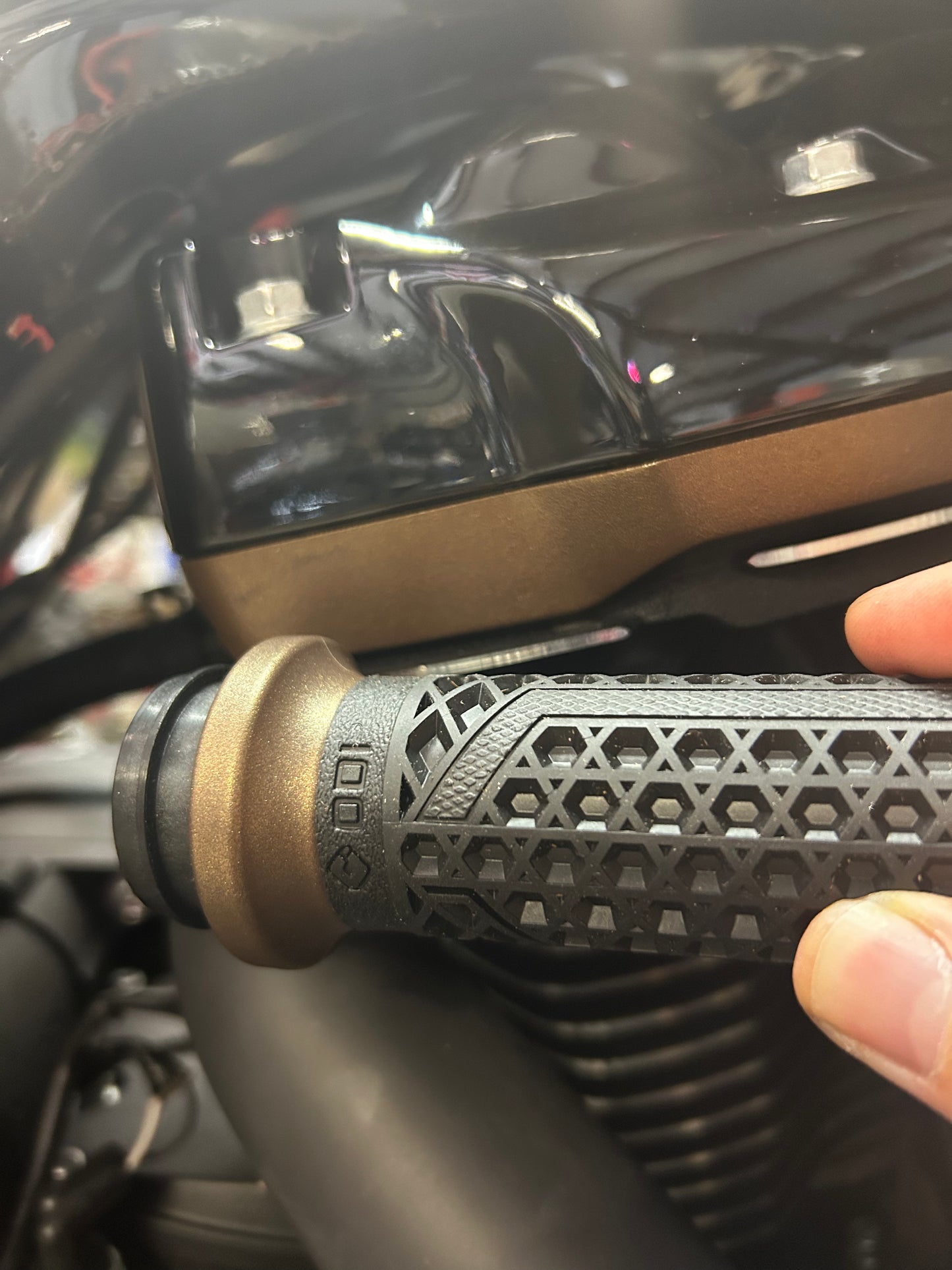 VANS V-TWIN LOCK-ON™ GRIP SET