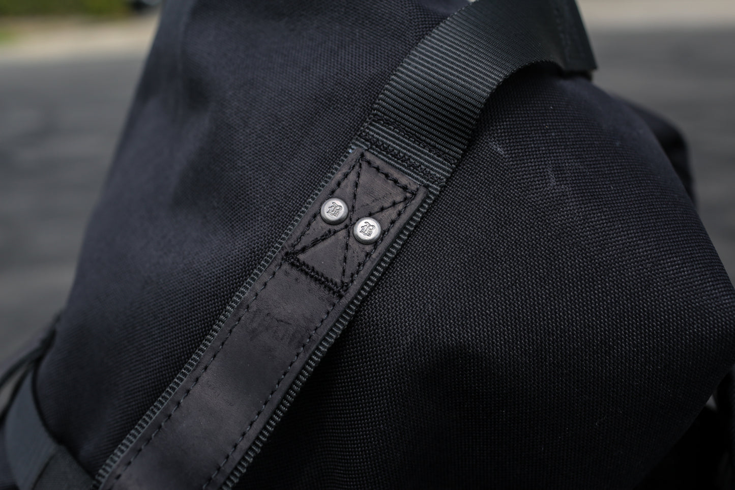 Sissy Bar Bag Dark Oak