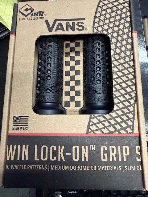 VANS V-TWIN LOCK-ON™ GRIP SET